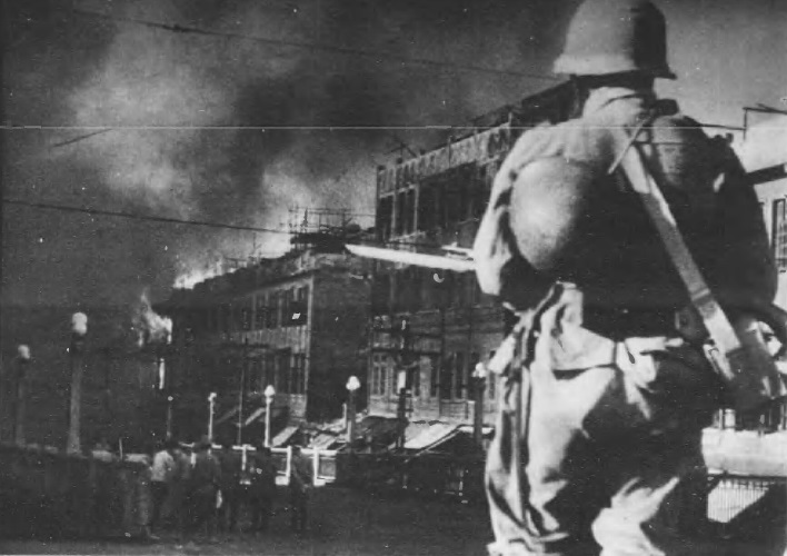 Китайские войска отступают, поджигая город Ханькоу.