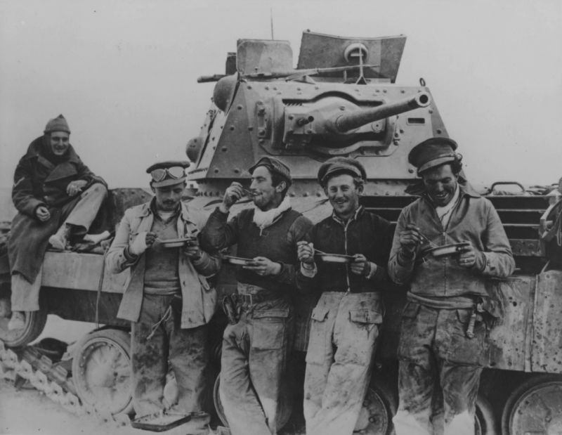 Экипаж крейсерского танка А10 за обедом в районе форта Бардия. Декабрь 1940 г. 