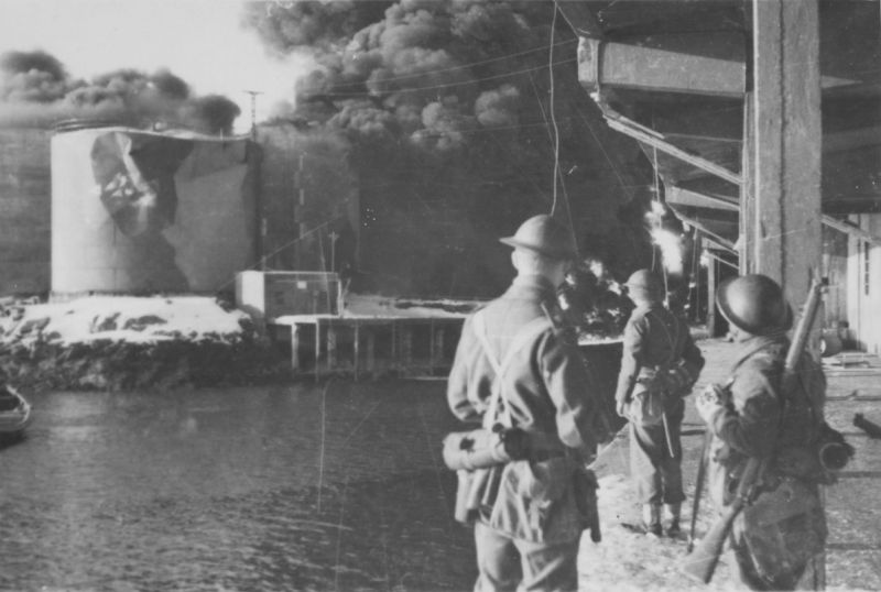 Британский коммандос во время рейда на Лофотенские острова. 4 марта 1941 г. 