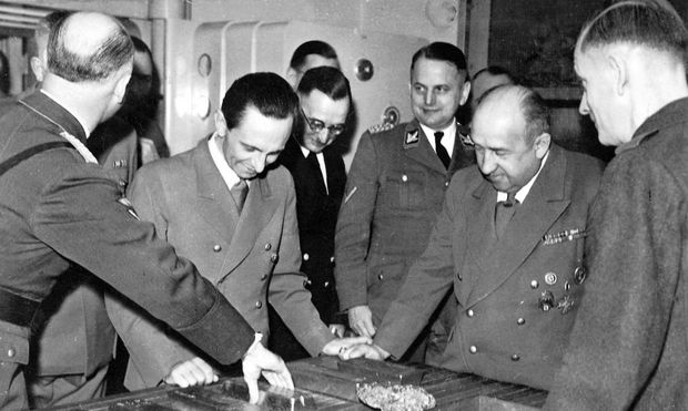 Геббельс, президент Рейхсбанка Функ и группенфюрер СС Олендорф над слитками, выплавленными из золотых коронок и украшений погибших заключенных концлагерей. 