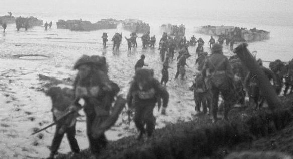 Королевские морские пехотинцы выходят на берег Вальхерена.