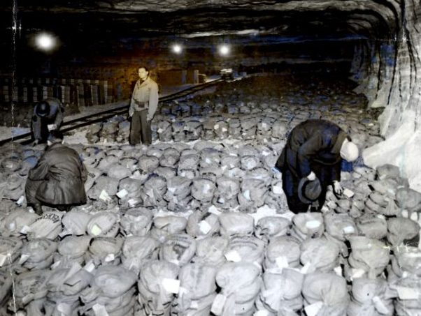 Мешки с нацистским золотом, хранившихся в соляном руднике «Меркерс».