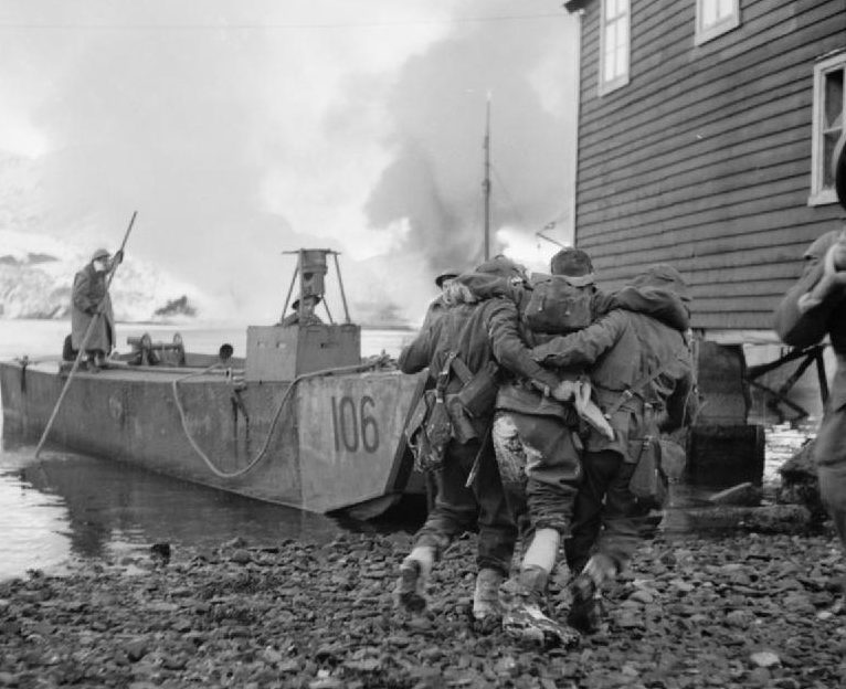 Раненого коммандоса несут на десантное судно LCA. 27 декабря 1941 г.