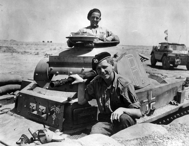 Британские танкисты на трофейном танке Pz. Kpfw. II Ausf немецкого Африканского корпуса. Апрель 1941 г. 