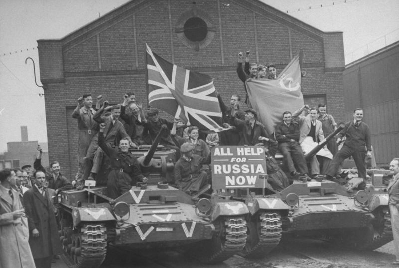 Рабочие завода Birmingham Railway Carriage & Wagon на танках «Валентайн» Mk.II перед отправкой их в СССР. 28 сентября 1941 г. 