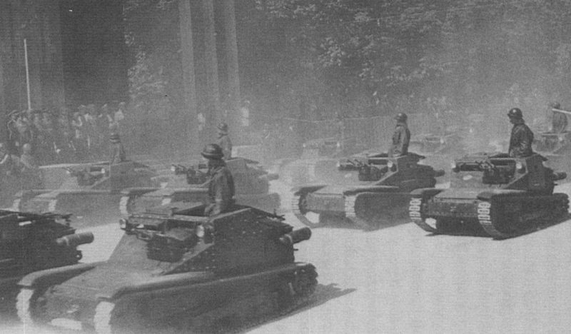 Танкетки L-3/35 на параде. Рим, 1939 г.