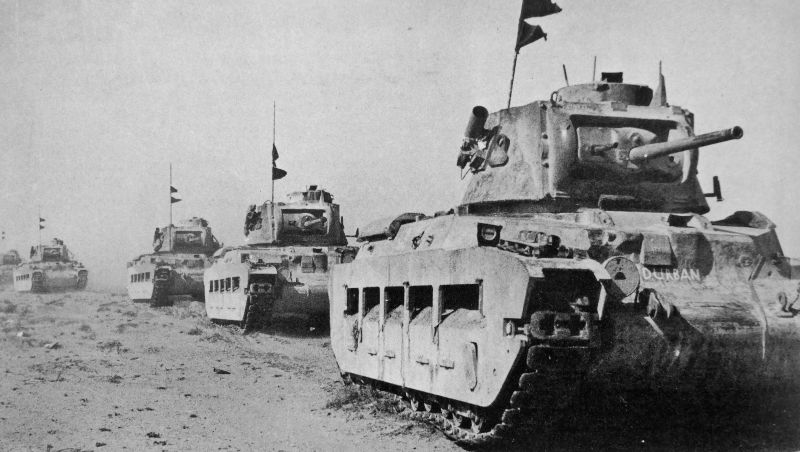 Танки «Матильда II» в районе осажденного немецко-итальянскими войсками Тобрука. 18 ноября 1941 г. 