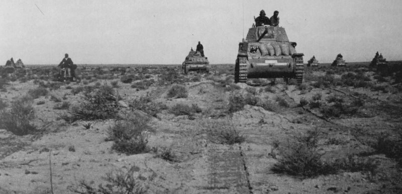 Танки M13/40 во время наступления по ливийской пустыне в районе Соллума. Сентябрь 1940 г. 