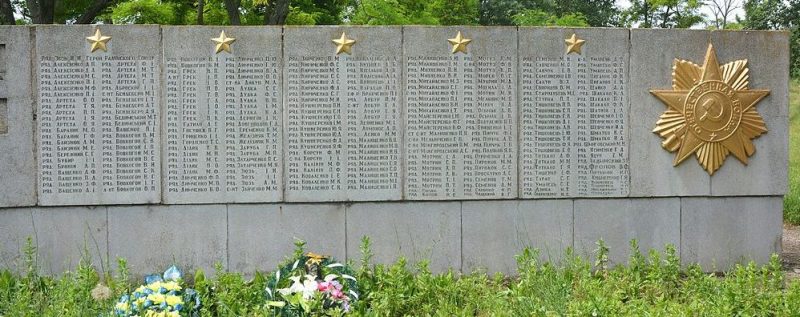 с. Любимовка Каховского р-на. Братская могила советских воинов, погибших в годы войны.
