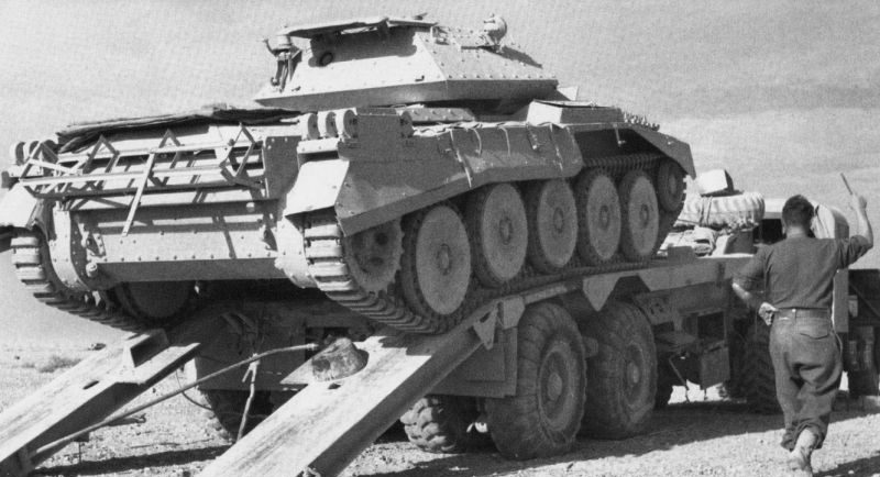 Погрузка британского танка «Крусейдер» на транспортер. 10 декабря 1941 г. 