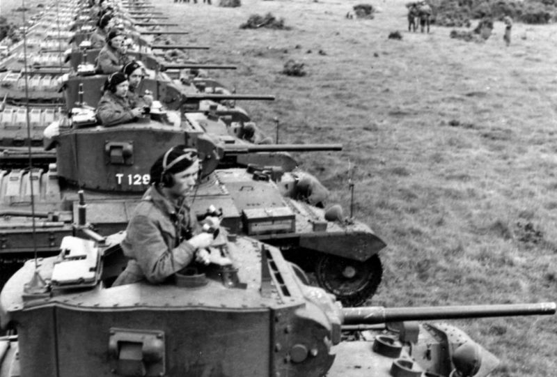 Польские танкисты на британских танках «Валентайн» во время смотра в Шотландии. 1941 г. 