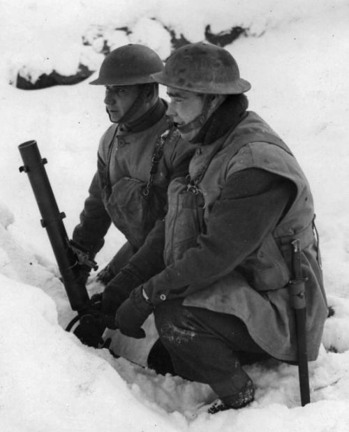 Солдаты у 51-мм легкого миномета на позиции на Западном фронте. 27 января 1940 г.