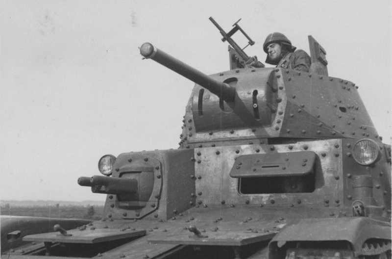 Легкий танк М13/40 в Греции. 1940 г.