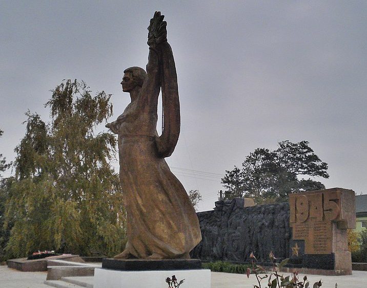 с.Тавричанка Каховского р-на Памятник, установленный на братской могиле советских воинов и памятный знак в честь воинов-односельчан. 