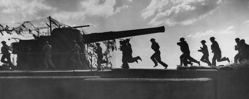 Артиллеристы береговой батареи 9,2-дюймовых орудий занимают боевые посты во время учебной тревоги. 24 августа 1940 г. 