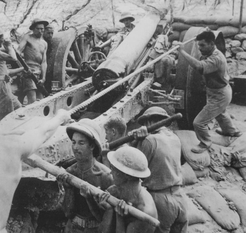 Британский расчет 6-дюймовой гаубицы меняет позицию под Берберой в Британском Сомали во время наступления итальянских войск. Август 1940 г. 