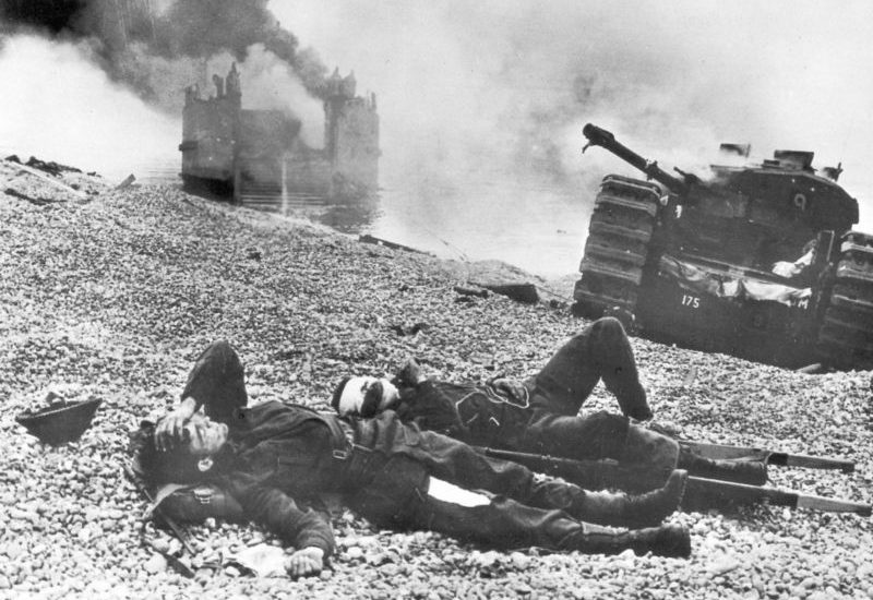 Подбитые танки «Черчилль» и тела канадских солдат на пляже Дьеппа. Август 1942 г. 
