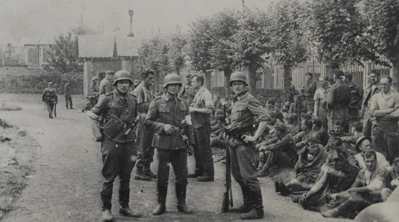 Пленные коммандос под охраной в Дьеппе. Август 1942 г.