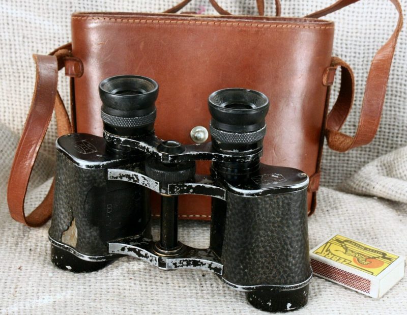 Бинокль 8x30 с кожаным кофром выпускался компанией «L.Petit Paris».