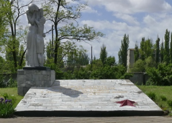 с. Новоалексеевка Генического р-на. Памятник односельчанам, погибшим в годы войны.