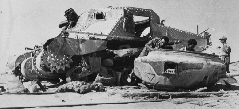 Итальянские солдаты осматривают уничтоженный в Египте британский танк M3 «Ли». Октябрь 1942 г. 