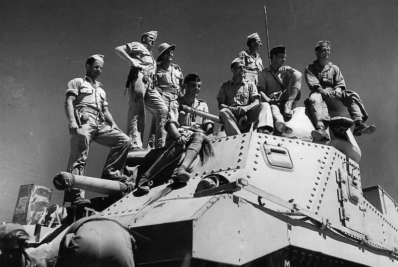 Британские и американские танкисты на танке М3 «Генерал Ли» в египетской пустыне. 1942 г. 