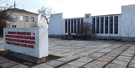 с. Новогригорьевка Генического р-на. Мемориал, установленный в честь воинов-односельчан, погибших в годы войны.