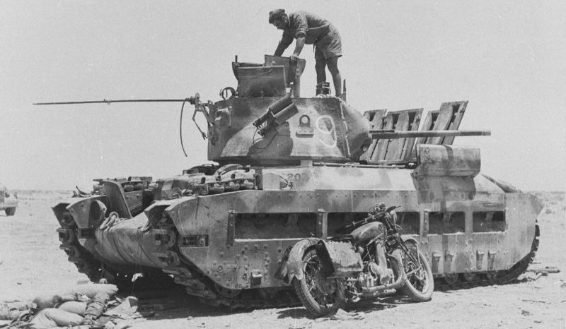Итальянский танкист осматривает подбитый в Северной Африке танк «Матильда». 1942 г. 