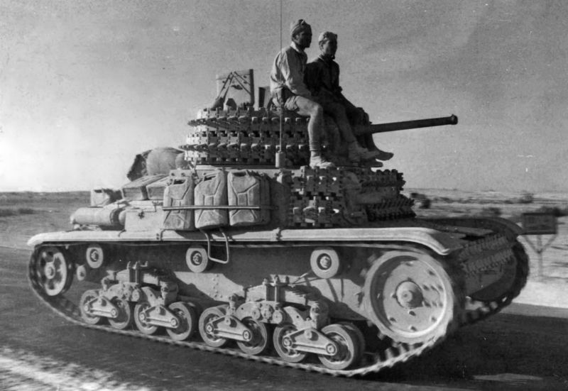 Итальянские танкисты на танке M13/40 в Северной Африке. 13 ноября 1941 г.