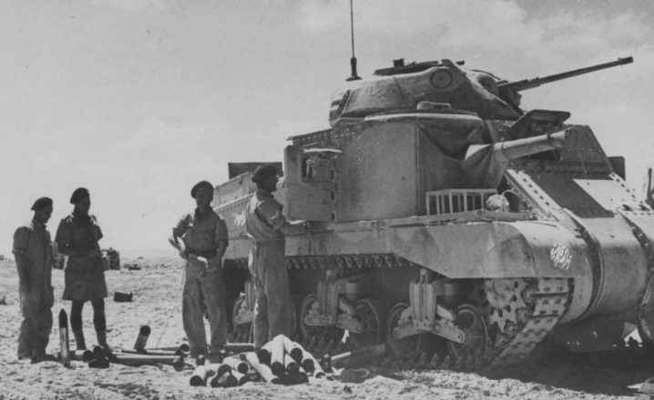 Танкисты у танка М3 «Грант» в пустыне северной Африки. 1942 г. 
