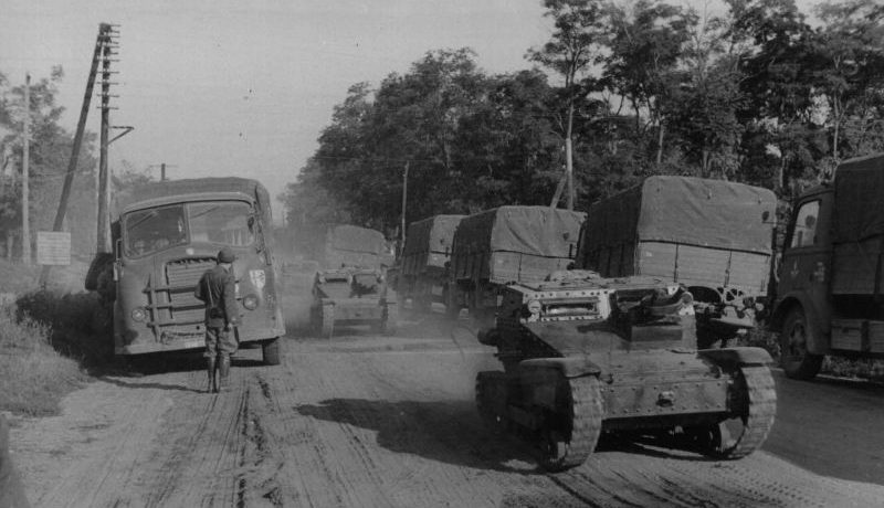 Танкетки «Карро Велоче» CV33 на дороге в селе Ольгополь Винницкой области. 1941 г.