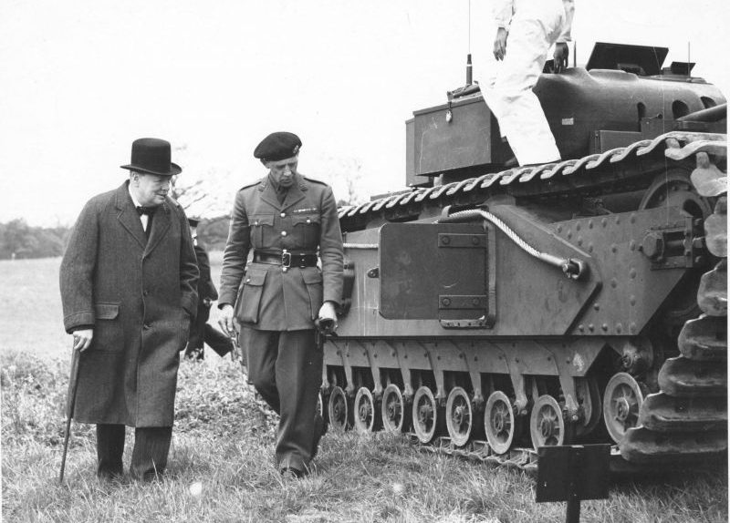 Премьер-министр Великобритании Уинстон Черчилль осматривает пехотный танк «Черчилль» A22. 1942 г. 