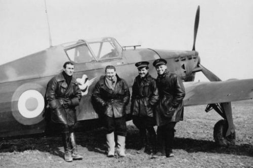 Летчики у истребителя Моран-Солнье MS.406. Март 1940 г.