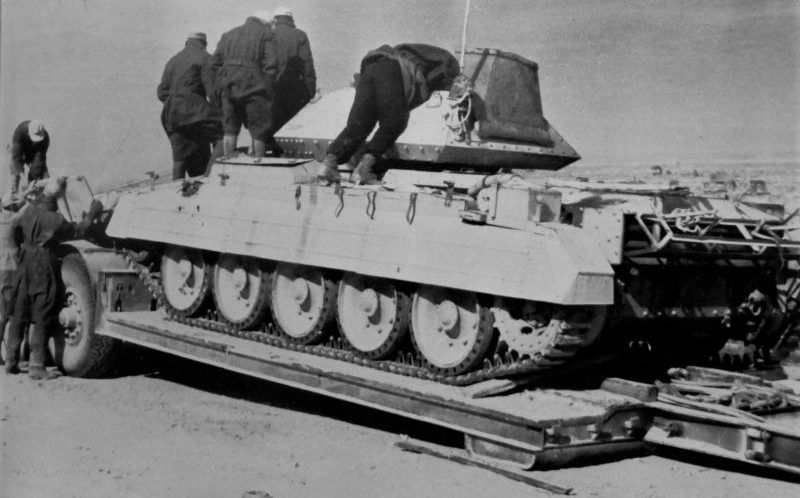 Немецкие солдаты осматривают захваченный в Ливии британский танк «Крусейдер». 1942 г. 