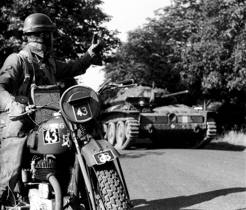Мотоциклист - регулировщик на учениях 9-го британского бронетанкового полка. 1942 г. 