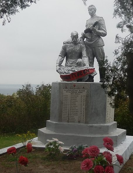 с. Гавриловка Нововоронцовского р-на. Памятник, установленный на братской могиле советских воинов. 