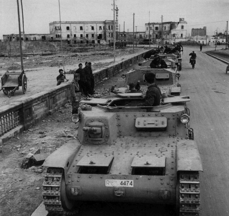 Итальянские танки M13/40 во главе колонны самоходок Semovente da 75/18 в Триполи. Январь 1942 г. 