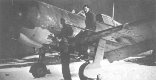 Авиатехники у истребителя ВВС Виши Bloch MB.152. 1940 г.
