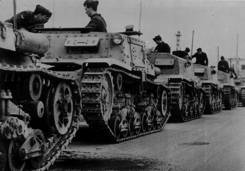 Итальянские танки M13/40 во главе колонны самоходок Semovente da 75/18 в Триполи. Январь 1942 г. 