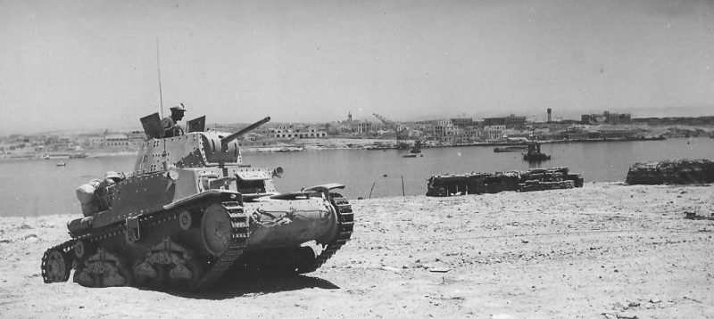 Средний танк M13/40 у бухты Тобрук. Июнь 1942 г. 