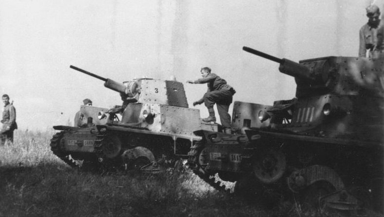 Красноармейцы у легких танков Carro Armato L6/40. Сентябрь 1942 г. 