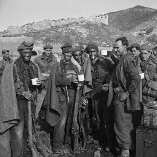 Коммандос отдыхают после операции «Партридж» на реке Гарильяно. 30 декабря 1943 г.