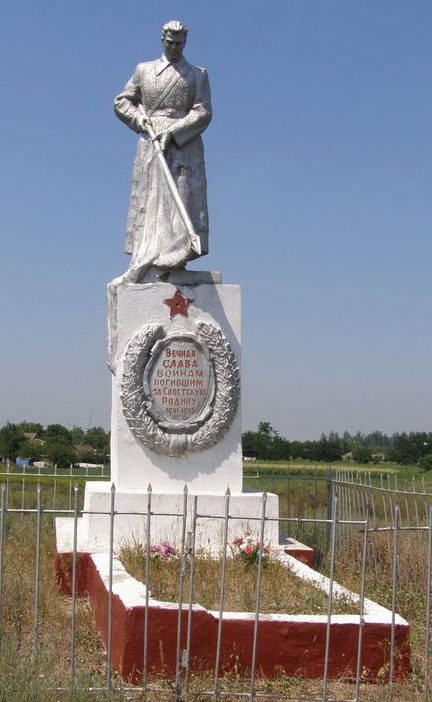 с. Бехтери Голопристанского р-на. Братская могила воинов, погибших в боях за село. 