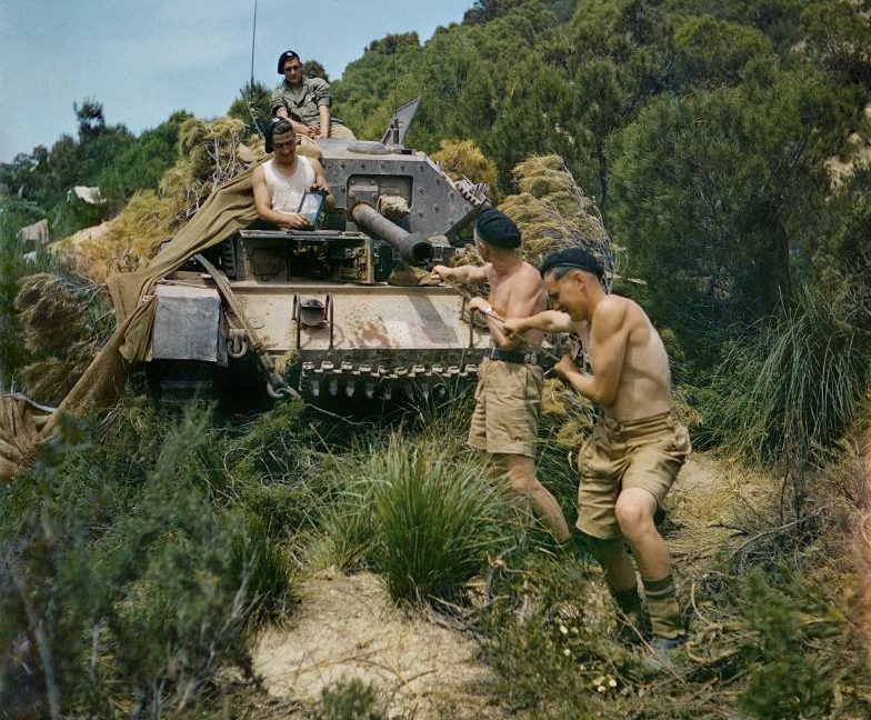 Танкисты чистят пушку танка «Крусейдер» в районе Эль-Аруссы в Тунисе. Май 1943 г. 