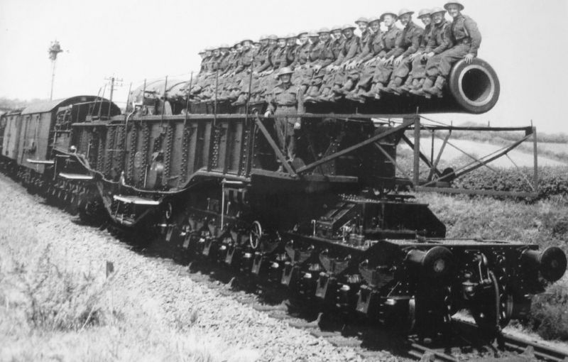 Расчет 457-мм гаубицы на железнодорожной станции Эшбери. 1940 г. 
