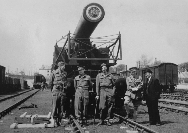 Британские офицеры у 457-мм гаубицы на железнодорожной станции Холвилл. 1940 г.