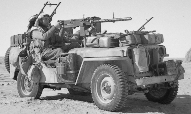 Тяжеловооруженный джип коммандос в пустыне. 1943 г.