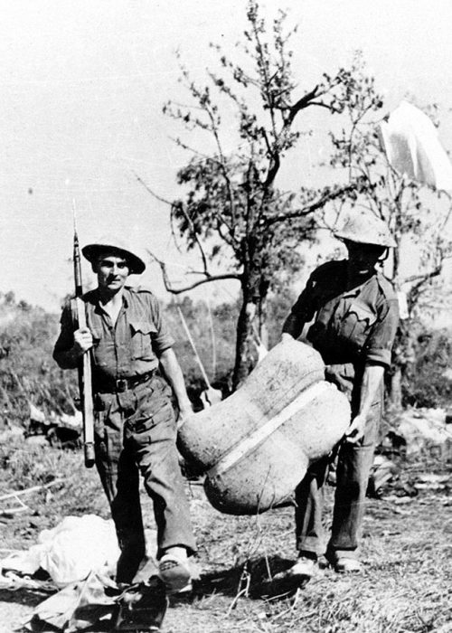 Коммандос собирают сброшенные с воздуха припасы в Бирме. Февраль 1944 г.