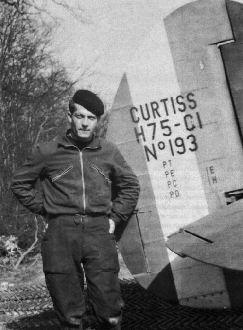 Летчик Макс Винкотт у хвоста своего истребителя американского производства Кертис «Хок» H-75A2. 1940 г.