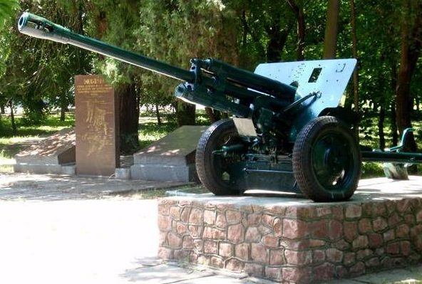 Пушка-памятник ЗиС-3.